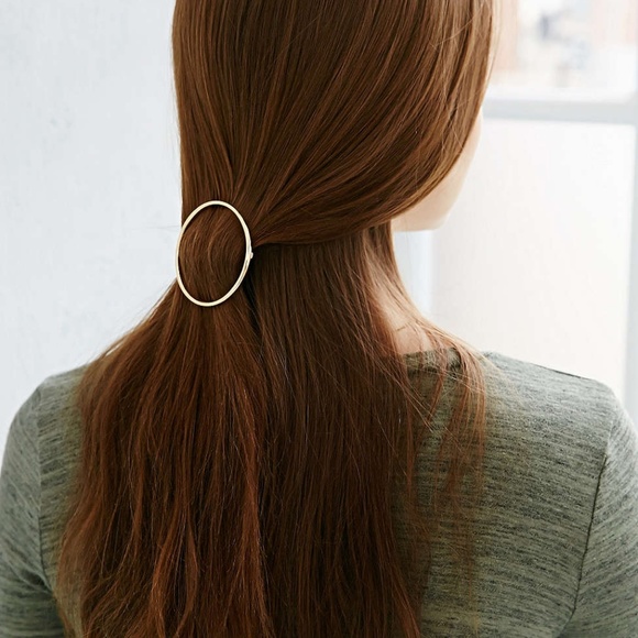 CLEARANCE!!!! Large Circle Hair Clip (Silver) - Picture 4 of 6